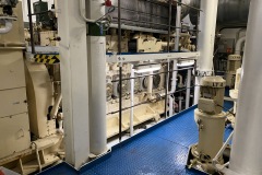 En av dieselmotorerna som finns kvar för reservdrift och vid behov kan användas för att ladda batterierna via en generator.